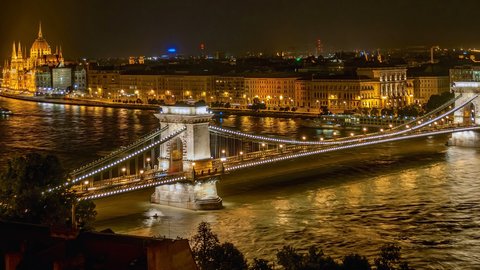 Széchenyi_Chain_Bridge_in_Budapest_at_night-1