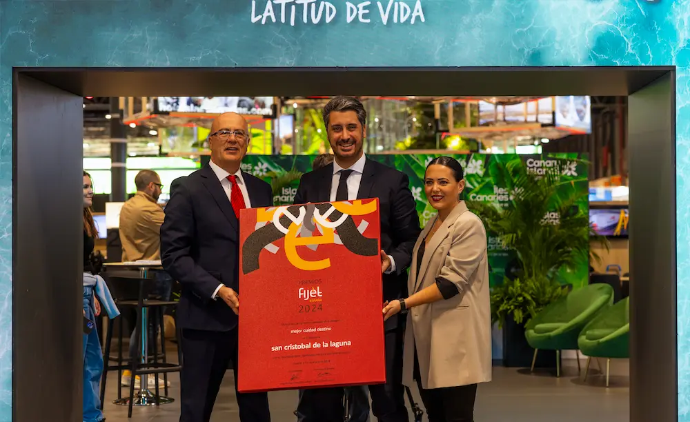 El Premio FIJET 2024 a la Mejor Ciudad destino espa&ntilde;ola fue entregado por el Presidente de FIJET Espa&ntilde;a, D. Miguel Angel Gonz&aacute;lez Su&aacute;rez y recogido por el Excmo. Alcalde de San Crist&oacute;bal de la Laguna, Sr. D. Luis Yeray Guti&eacute;rrez y la Concejala de Turismo de la ciudad, Sra. D&ntilde;a. Mar&iacute;a Estefan&iacute;a D&iacute;az Arias
