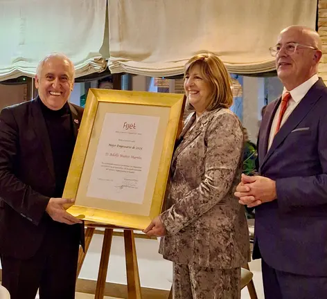Adolfo Mu&ntilde;oz con su esposa Julita Garc&iacute;a y el presidente de la Federaci&oacute;n Mundial de Periodistas de Turismo en Espa&ntilde;a, Miguel Angel Gonz&aacute;lez Su&aacute;rez