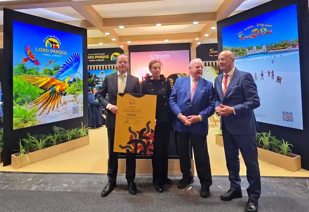 El presidente de FIJET Espa&ntilde;a, Miguel &Aacute;ngel Gonz&aacute;lez, entrega el galard&oacute;n al vicepresidente del Grupo Loro Parque, Christoph Kiessling; y a los fundadores del Grupo Loro Parque, Wolfgang y Brigitte Kiessling.