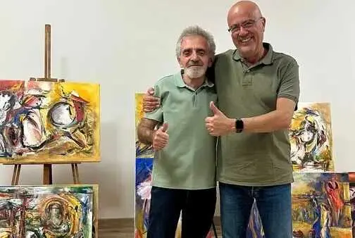 Samvel Harutyunyan con Miguel Angel Gonz&aacute;lez Su&aacute;rez en su estudio de Yerevan en Armenia