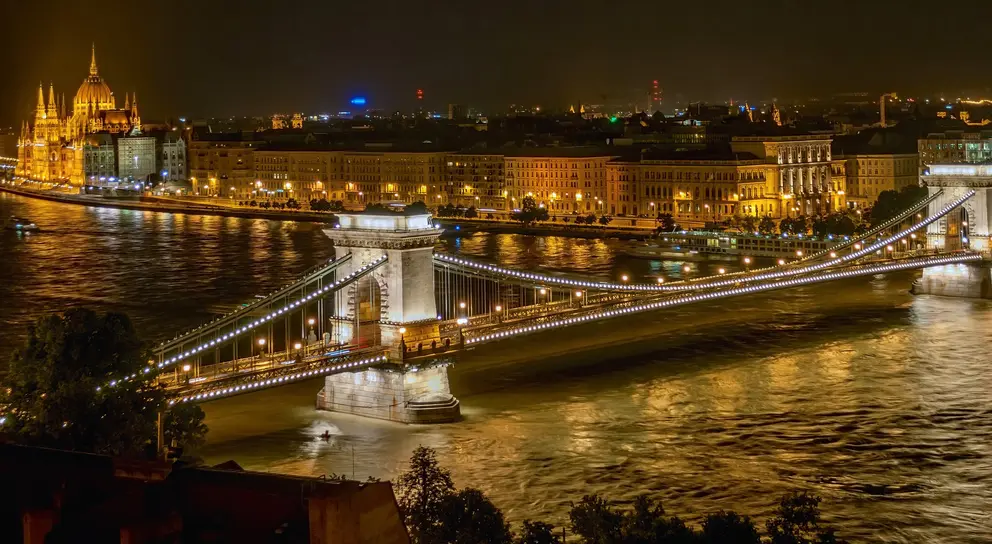 Széchenyi_Chain_Bridge_in_Budapest_at_night-1