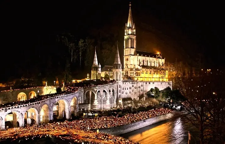 lourdes-candle-light-procession2c