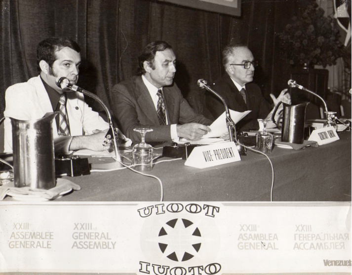 En la Asamblea Mundial del Turismo, el Dr. Robert C. Lonati, Secretario General de la UIOOT, junto, a la izquierda, el autor de este reportaje, presentando el proyecto de la pirámide de los estudios turísticos, que ya se seguía en las Islas Canarias con señalado éxito. Año 1972, en Nairobi, Kenia.