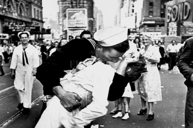 El beso robado más famoso de la historia. (Foto: Alfred Eisenstaedt)