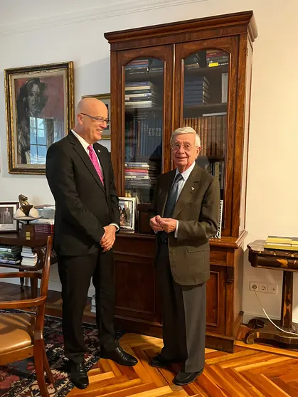 D. Rafael Ansón Oliart, Co-Presidente de la Asociación de la Comunidad Europea de Cultura Gastronómica y D. Miguel Angel González Suárez, presidente de la Federación Mundial de Periodistas de Turismo en España