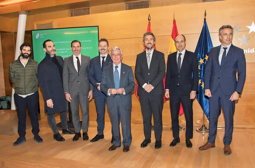 Coco Montes, chef y propietario del restaurante Pabu; Mario Sandoval, chef y propietario del restaurante Coque; Hector Coronel, director de Turismo del Ayuntamiento de Madrid; Mariano de Paco, consejero de Cultura, Turismo y Deporte de la Comunidad de Madrid; Rafael Anson, copresidente de la Comunidad Europea de la Nueva Gastronomía; Miguel Ángel García, consejero de Presidencia, Justicia y Administración Local de la Comunidad de Madrid; Juan Manuel del Rey, propietario del Corral de la Morería; y Carlos Novillo, consejero de Medio Ambiente, Agricultura e Interior de la Comunidad de Madrid.