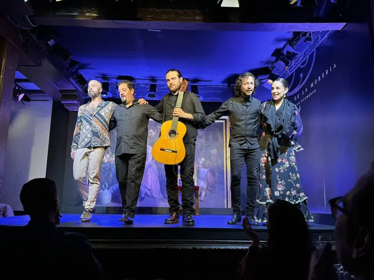Espectáculo de flamenco en el Corral de la Morería (1 estrella Michelin y 3 soles Repsol). En la foto: Nino de los Reyes, Enrique Piculabe, Joni Jiménez, Miguel Lavy y Paula Comitre.