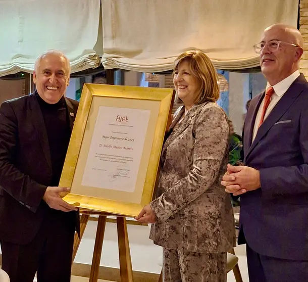 Adolfo Mu&ntilde;oz con su esposa Julita Garc&iacute;a y el presidente de la Federaci&oacute;n Mundial de Periodistas de Turismo en Espa&ntilde;a, Miguel Angel Gonz&aacute;lez Su&aacute;rez