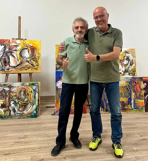 Samvel Harutyunyan con Miguel Angel Gonz&aacute;lez Su&aacute;rez en su estudio de Yerevan en Armenia