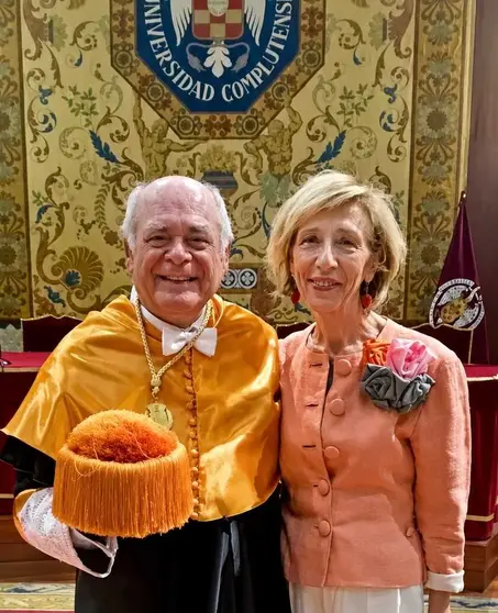 Dr. Francisco Rivero y la periodista Mar&iacute;a Jos&eacute; Cavadas