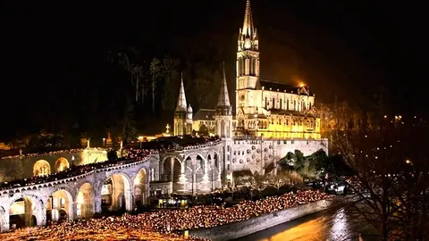 lourdes-candle-light-procession2c