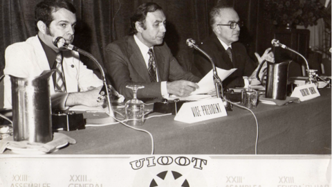 En la Asamblea Mundial del Turismo, el Dr. Robert C. Lonati, Secretario General de la UIOOT, junto, a la izquierda, el autor de este reportaje, presentando el proyecto de la pirámide de los estudios turísticos, que ya se seguía en las Islas Canarias con señalado éxito. Año 1972, en Nairobi, Kenia.