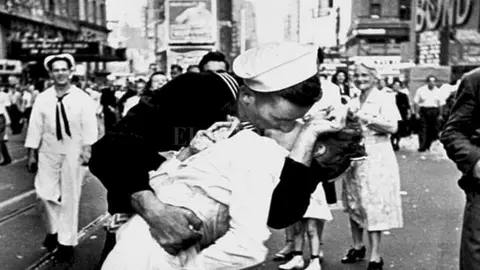 El beso robado m&aacute;s famoso de la historia. (Foto: Alfred Eisenstaedt)