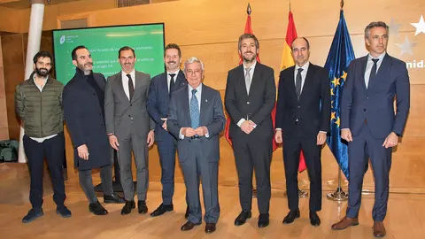 Coco Montes, chef y propietario del restaurante Pabu; Mario Sandoval, chef y propietario del restaurante Coque; Hector Coronel, director de Turismo del Ayuntamiento de Madrid; Mariano de Paco,  consejero de Cultura, Turismo y Deporte de la Comunidad de Madrid; Rafael Anson, copresidente de la Comunidad Europea de la Nueva Gastronom&iacute;a; Miguel &Aacute;ngel Garc&iacute;a, consejero de Presidencia, Justicia y Administraci&oacute;n Local de la Comunidad de Madrid; Juan Manuel del Rey, propietario del Corral de la Morer&iacute;a; y Carlos Novillo, consejero de Medio Ambiente, Agricultura e Interior de la Comunidad de Madrid.