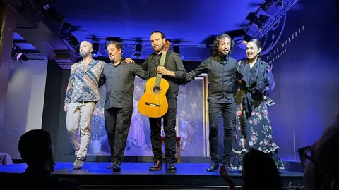 Espect&aacute;culo de flamenco en el Corral de la Morer&iacute;a (1 estrella Michelin y 3 soles Repsol). En la foto: Nino de los Reyes, Enrique Piculabe, Joni Jim&eacute;nez, Miguel Lavy y Paula Comitre.