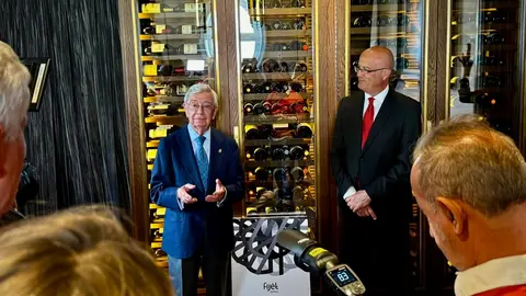 Rafael Ansón, presidente de honor de FIJET España, junto al su mandatario actual Miguel Angel González Suárez