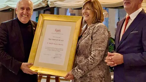 Adolfo Mu&ntilde;oz con su esposa Julita Garc&iacute;a y el presidente de la Federaci&oacute;n Mundial de Periodistas de Turismo en Espa&ntilde;a, Miguel Angel Gonz&aacute;lez Su&aacute;rez