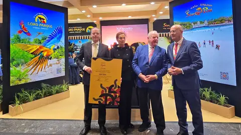 El presidente de FIJET Espa&ntilde;a, Miguel &Aacute;ngel Gonz&aacute;lez, entrega el galard&oacute;n al vicepresidente del Grupo Loro Parque, Christoph Kiessling; y a los fundadores del Grupo Loro Parque, Wolfgang y Brigitte Kiessling.
