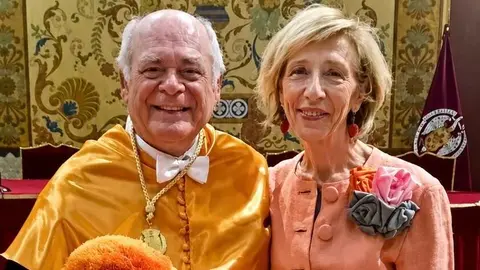 Dr. Francisco Rivero y la periodista Mar&iacute;a Jos&eacute; Cavadas