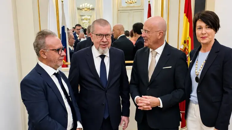 Miguel &Aacute;ngel S&aacute;nchez De la Morena; vicepresidente de FIJET, Embajador Extraordinario y Plenipotenciario de la Federaci&oacute;n de Rusia en el Reino de Espa&ntilde;a y el Principado de Andorra, Excmo. Sr. Yuri Klimenko, Miguel &Aacute;ngel Gonz&aacute;lez Su&aacute;rez, presidente de FIJET Espa&ntilde;a, y la directora de Relaciones Institucionales, Irina Bokhan.
