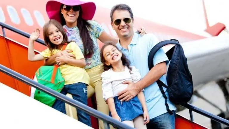 Turismo nacional: los españoles viajan menos días, controlan el gasto y eligen España como destino seguro
