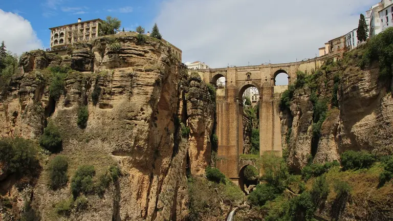 España bate nuevo récord de turistas y gasto en 2025, con 97 millones de viajeros y 135.000 millones de euros