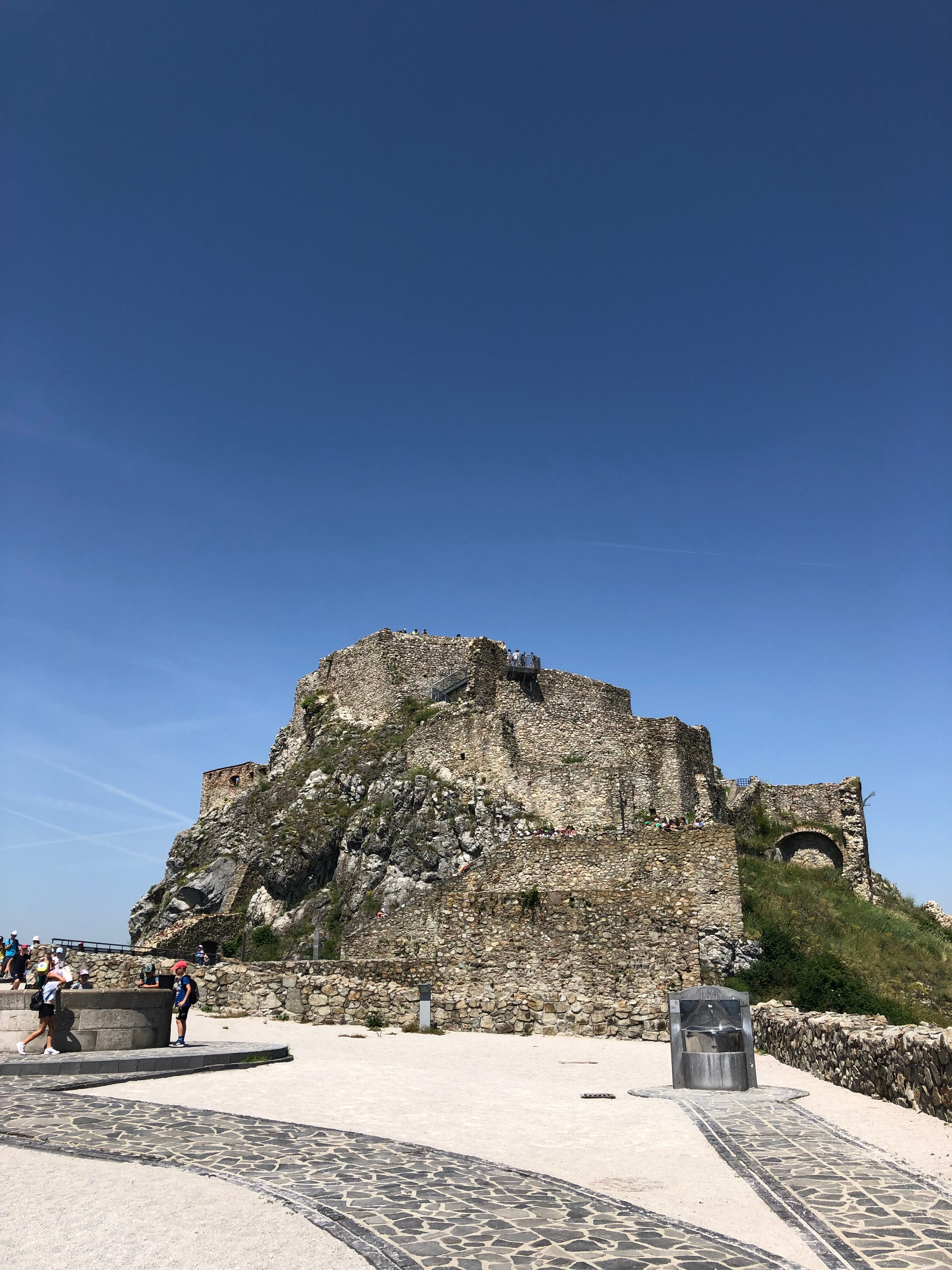 Castillo Devin